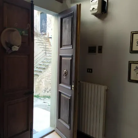 Semesterbostad Borgo Antico Lari